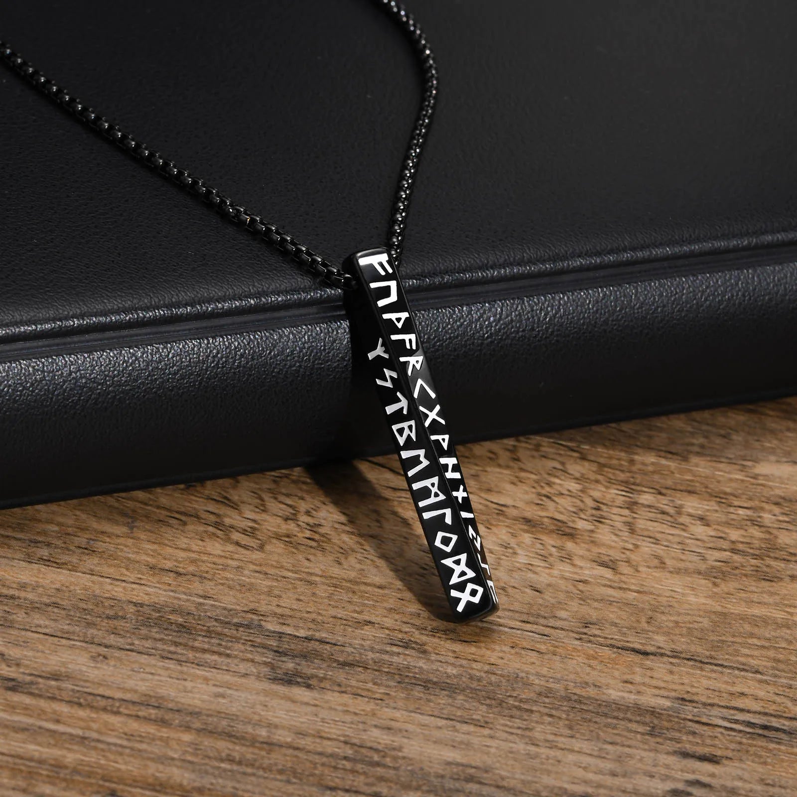 Collar Rúnico Colgante Vikingo Medallón negro