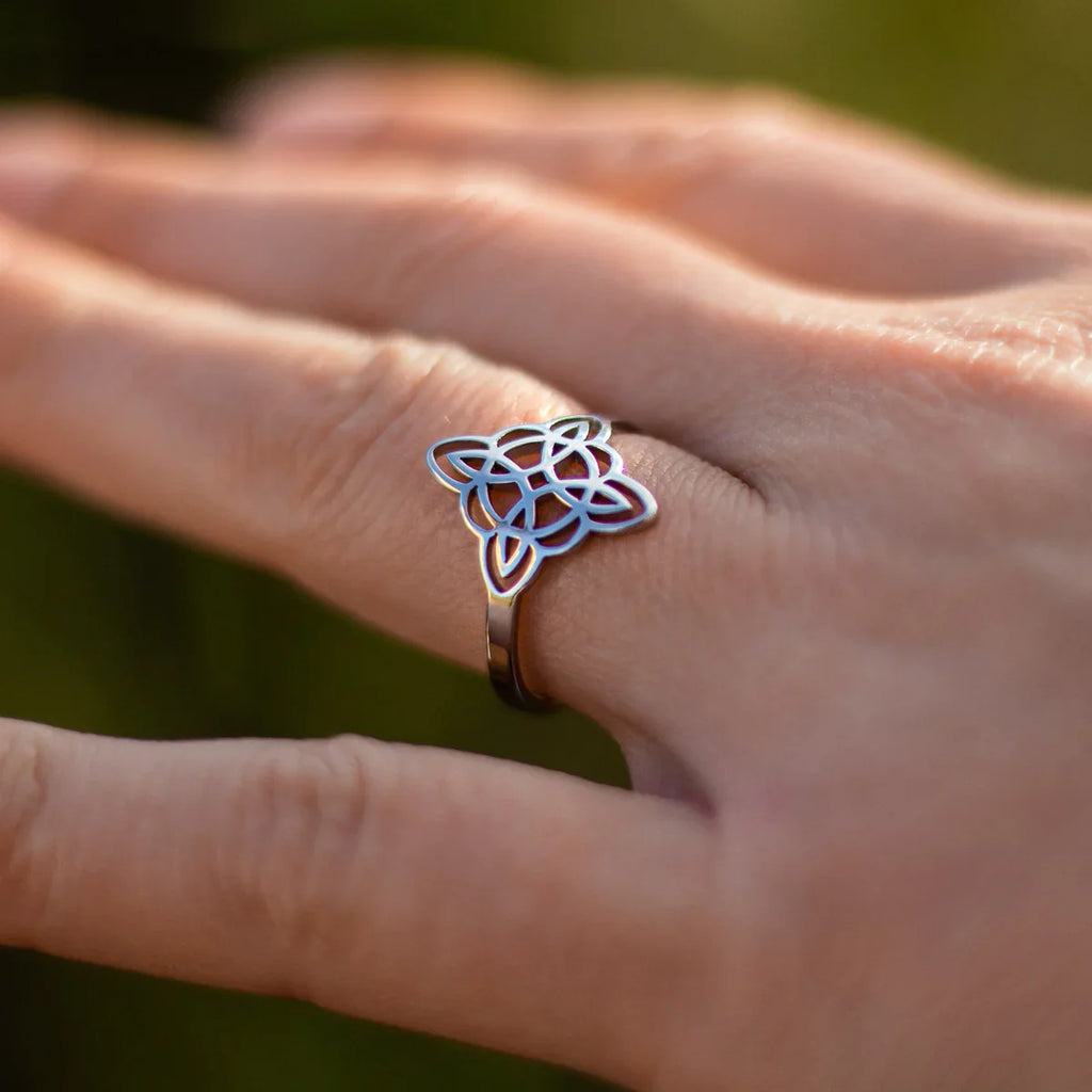 Anillo Nudo de Bruja