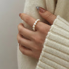 Anillo de Banda con Perlas Blancas