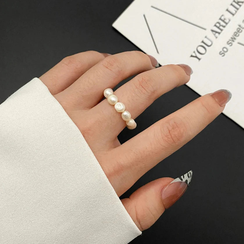 Anillo de Banda con Perlas Blancas