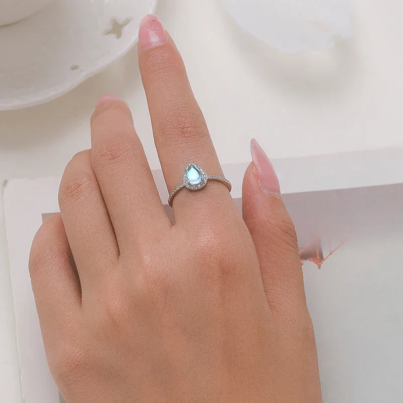 Anillo de banda con piedra de luna de circonio