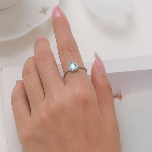 Anillo de banda con piedra de luna de circonio