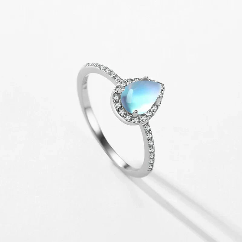 Anillo de banda con piedra de luna de circonio