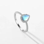 Anillo de banda con piedra de luna de circonio