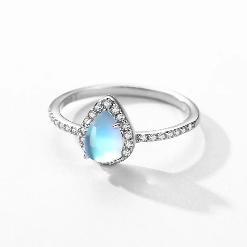 Anillo de banda con piedra de luna de circonio