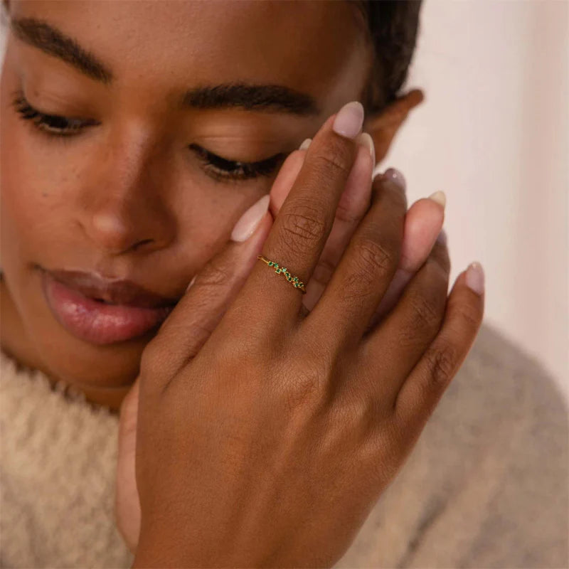 Anillo con piedra de nacimiento de circonio