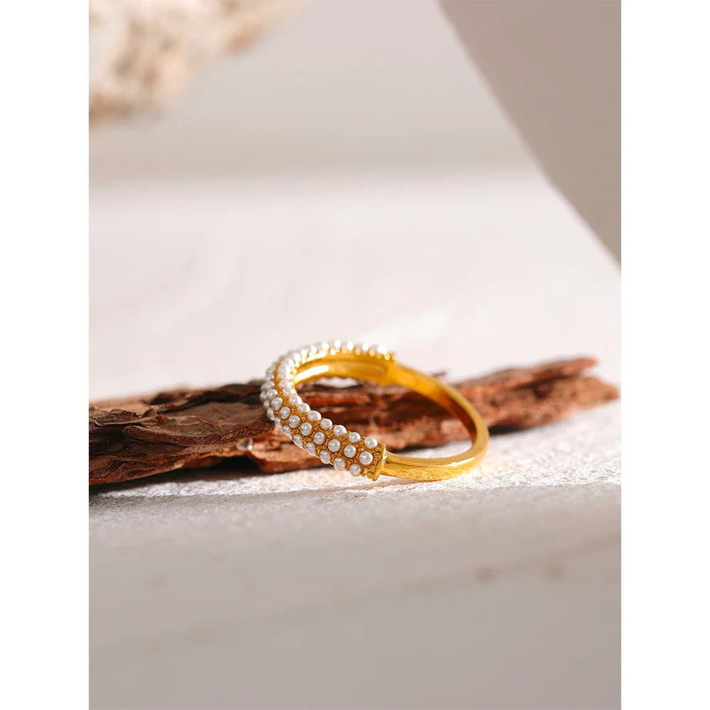 Anillo de estilo femenino con perlas