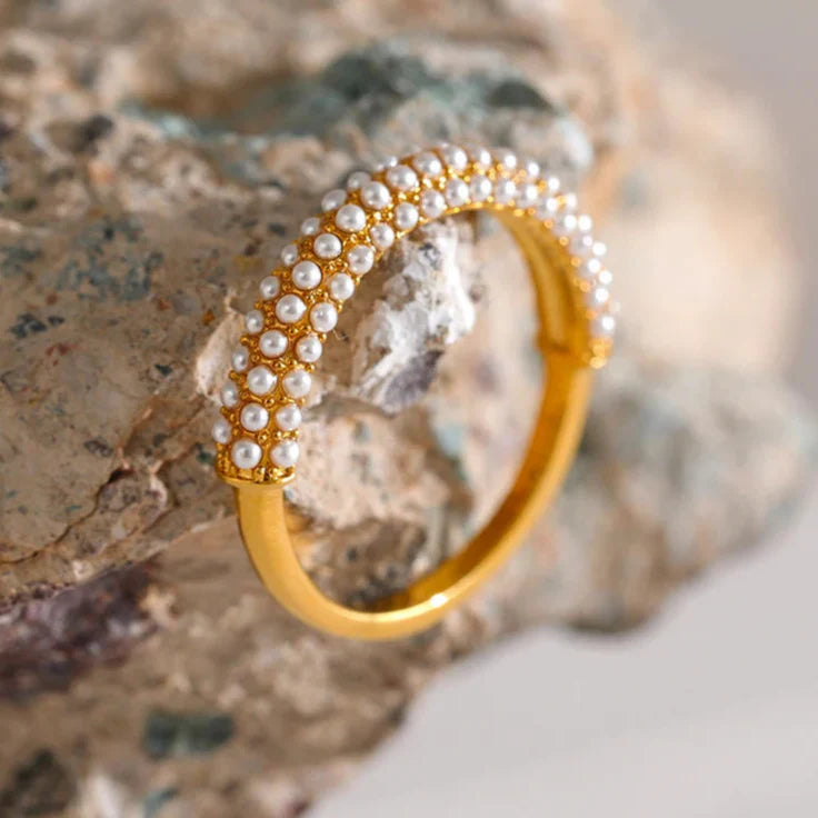 Elegante Anillo de Estilo con Perlas
