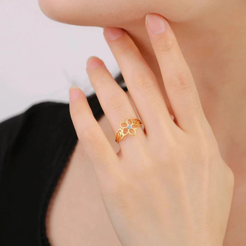 Anillo de Flor de 5 Pétalos con Circonio dorado