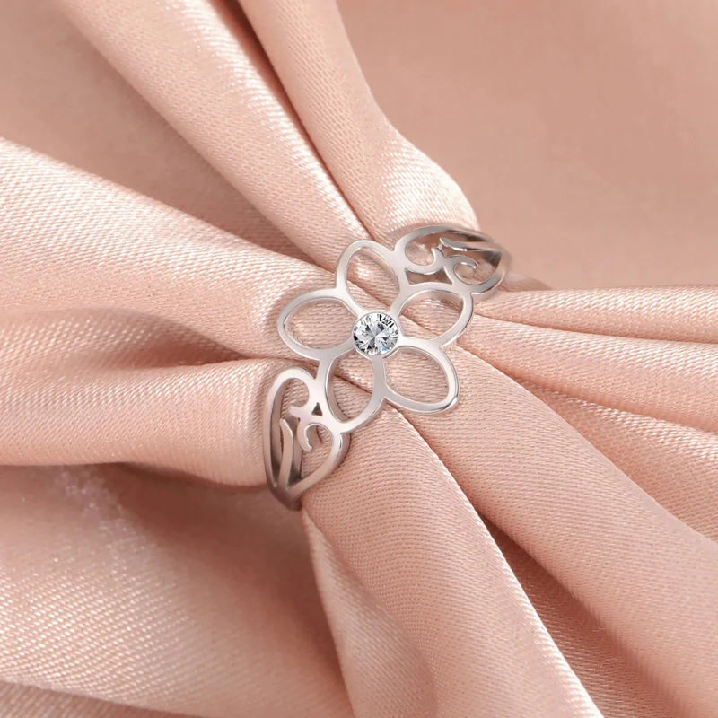 Anillo de Flor de 5 Pétalos con Circonio plateado