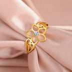 Anillo de Flor de 5 Pétalos con Circonio dorado