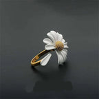 Anillo con Flor de Margarita Estilizado