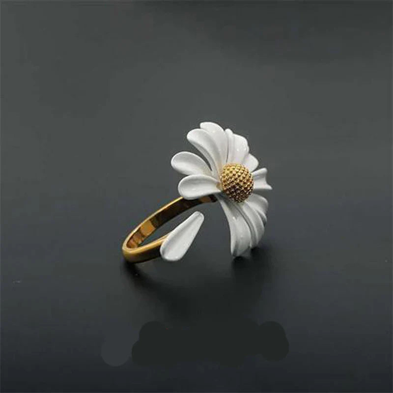 Anillo con Flor de Margarita Estilizado