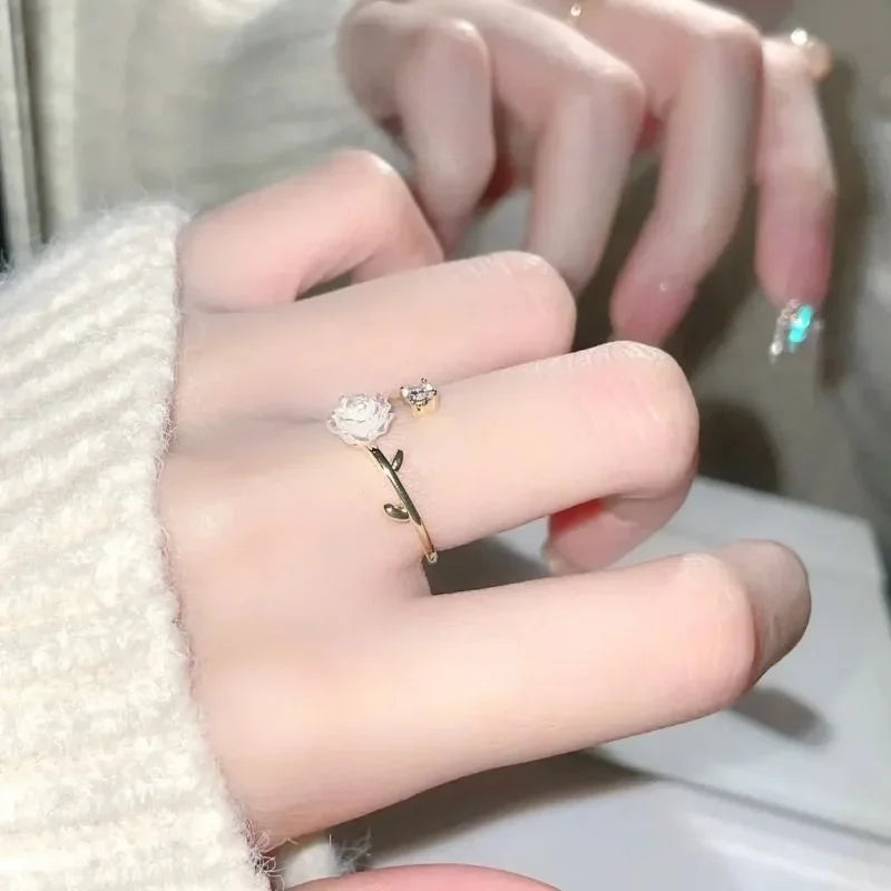 Anillo de Flor de Tulipán en Circonio