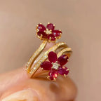 Anillo Banda Flores Rojas y Circonio