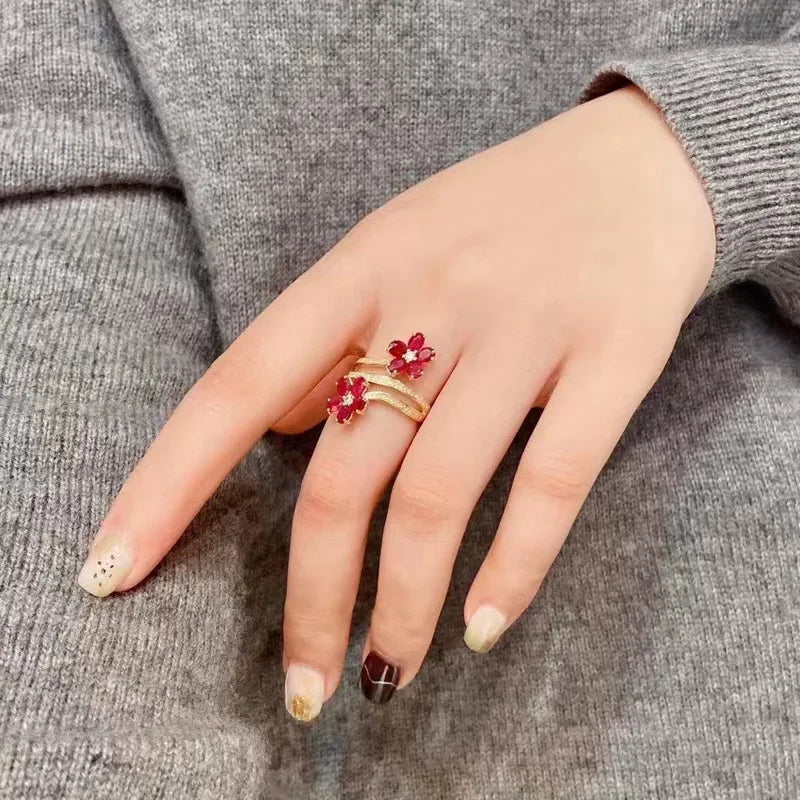 Anillo Banda Flores Rojas y Circonio