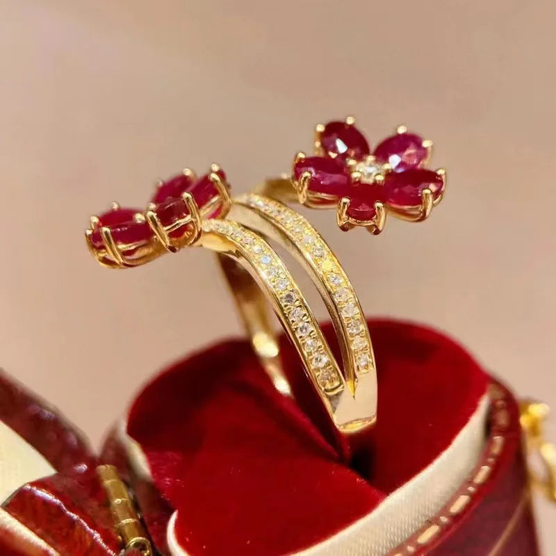 Anillo Banda Flores Rojas y Circonio