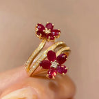 Anillo Banda Flores Rojas y Circonio
