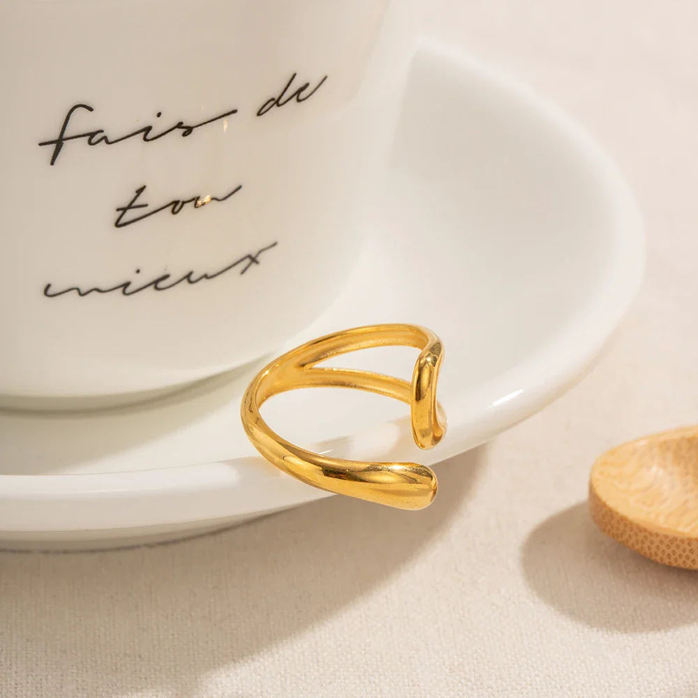 Anillo de Gota de Agua Hueca en oro