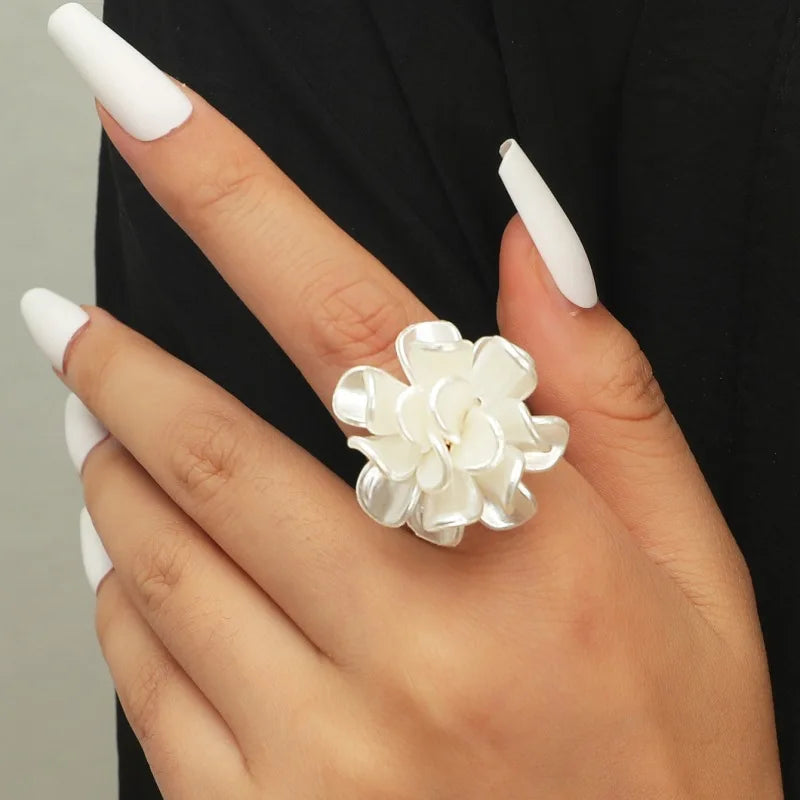Anillo Banda Gran Flor Blanca