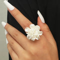 Anillo Banda Gran Flor Blanca