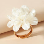 Anillo Banda Gran Flor Blanca