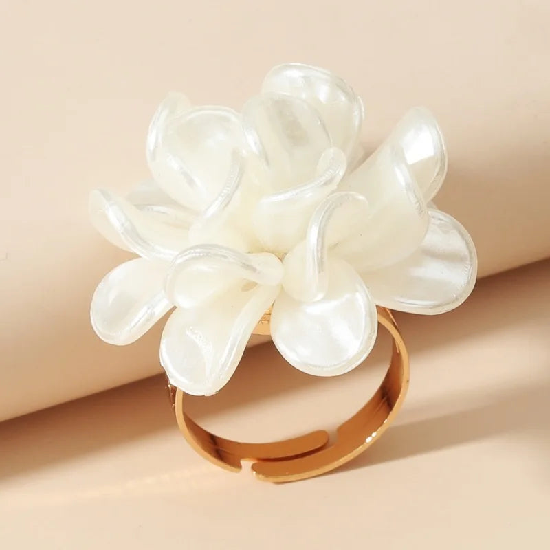 Anillo Banda Gran Flor Blanca