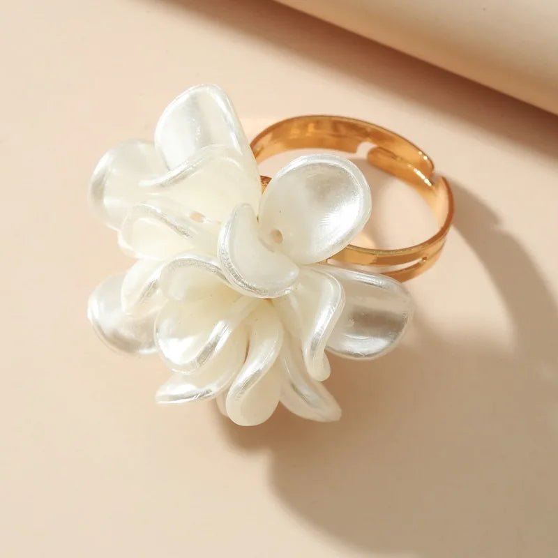 Anillo Banda Gran Flor Blanca