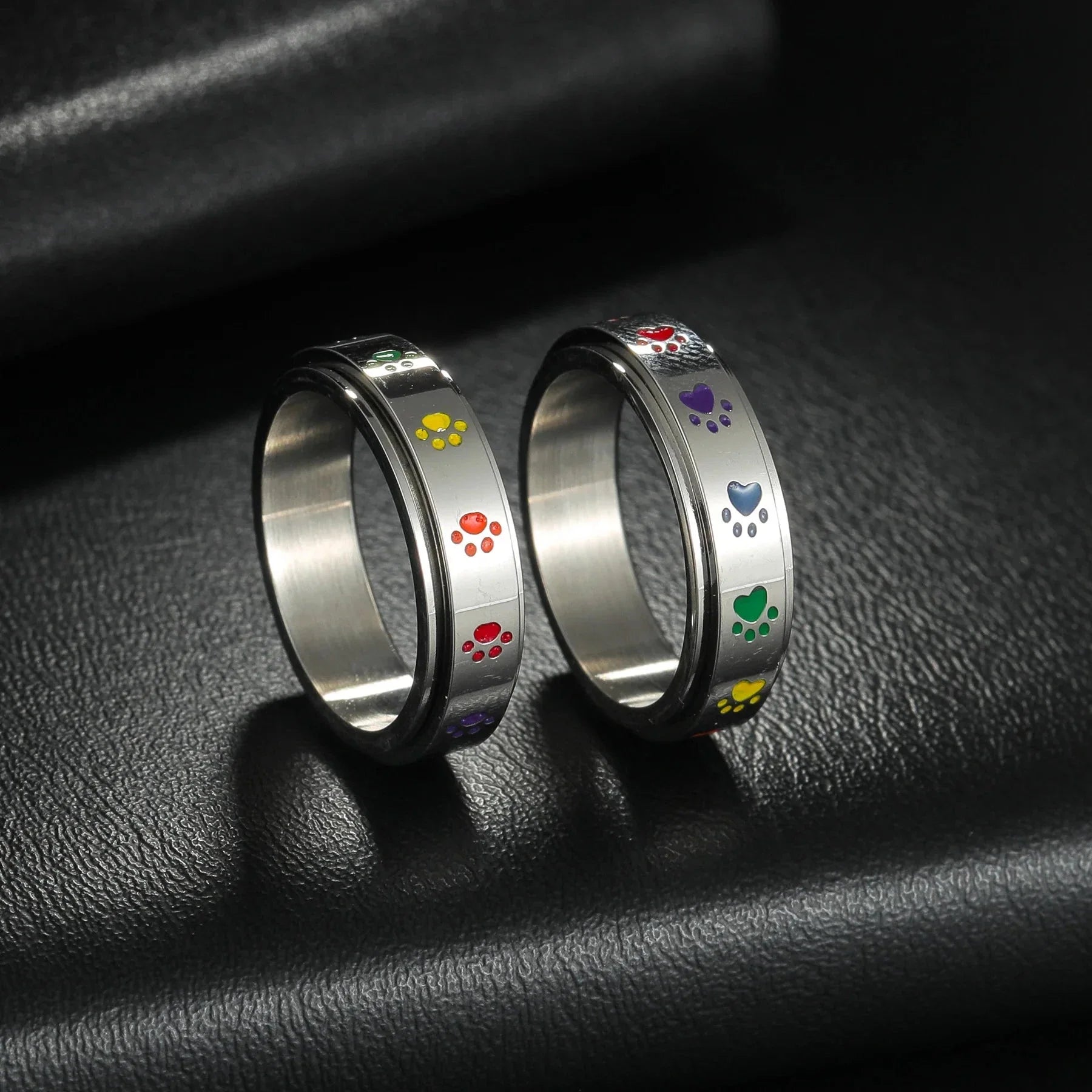 Anillo con corazones o patas antiestrés giratorio patas