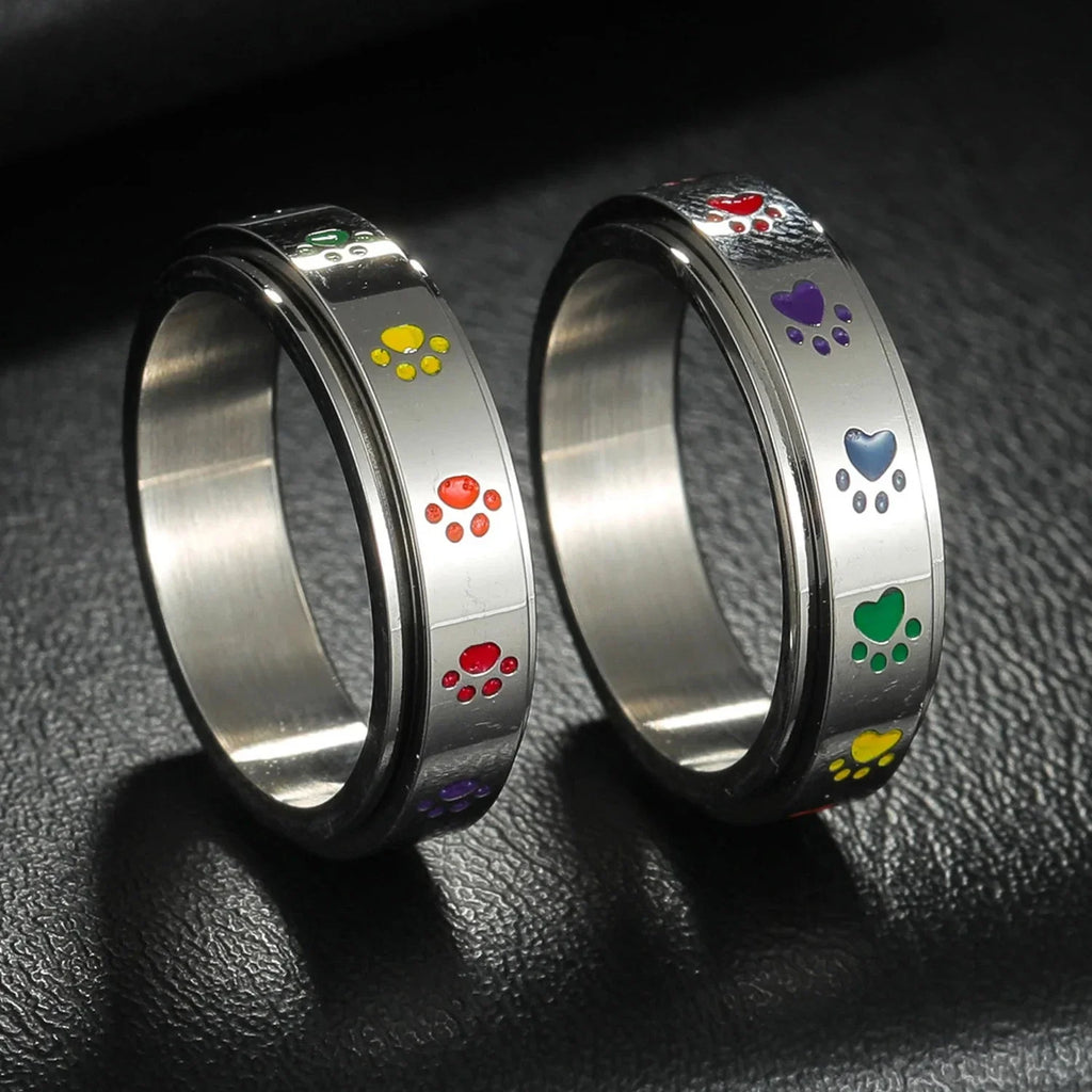 Anillo con corazones o patas antiestrés giratorio patas