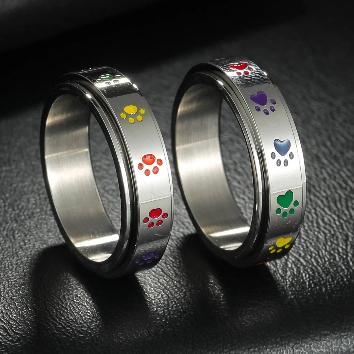 Anillo con corazones o patas antiestrés giratorio patas
