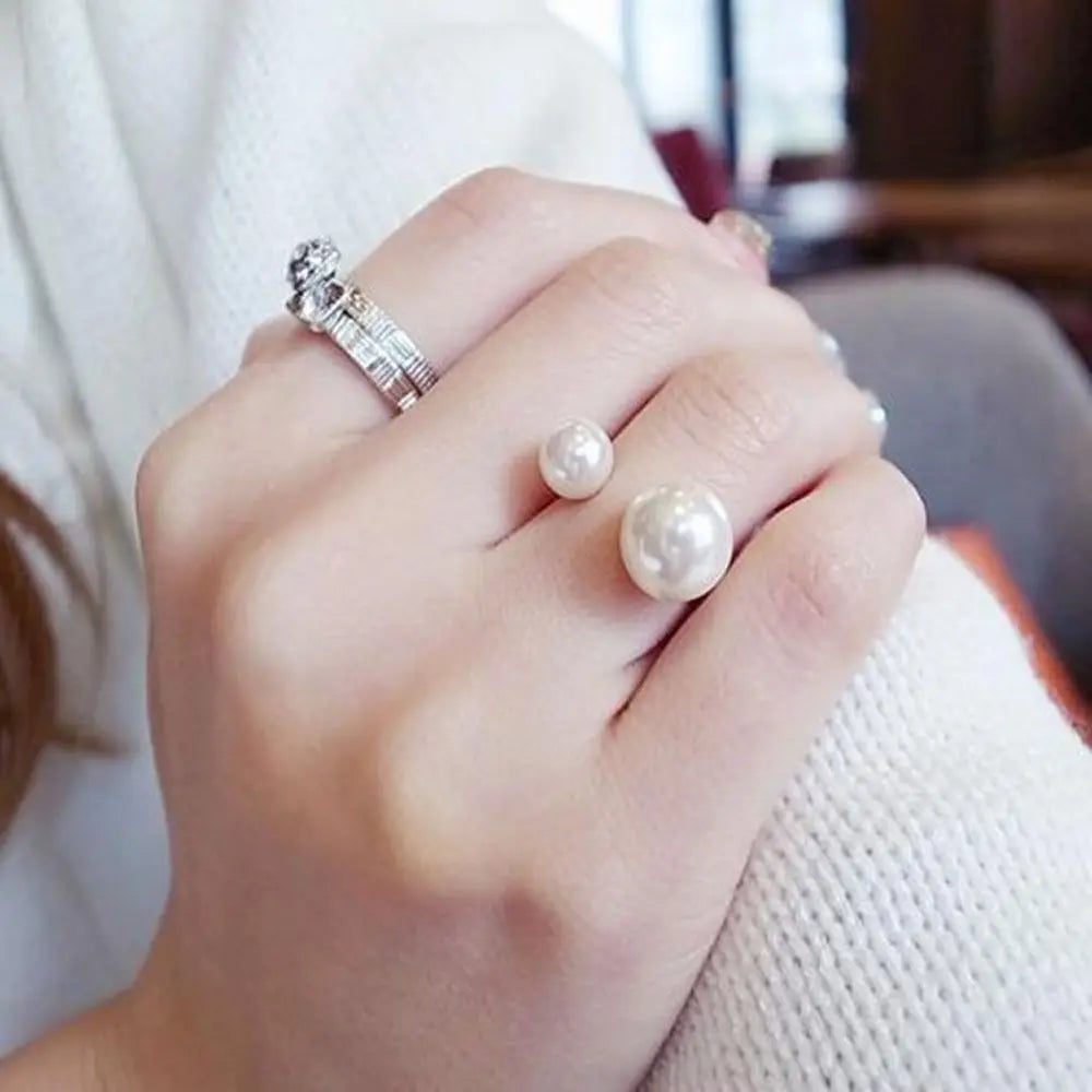 Anillo estilo retro con perlas blancas
