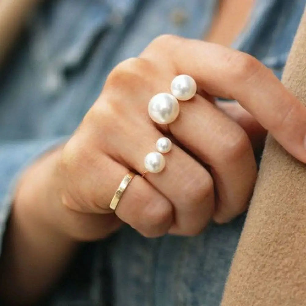 Anillo estilo retro con perlas blancas oro