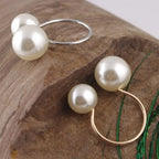 Anillo estilo retro con perlas blancas oro