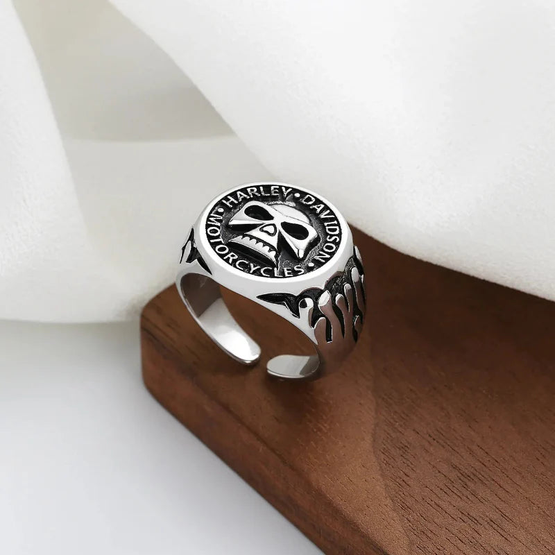 Anillo con Aro de Calavera Gótica