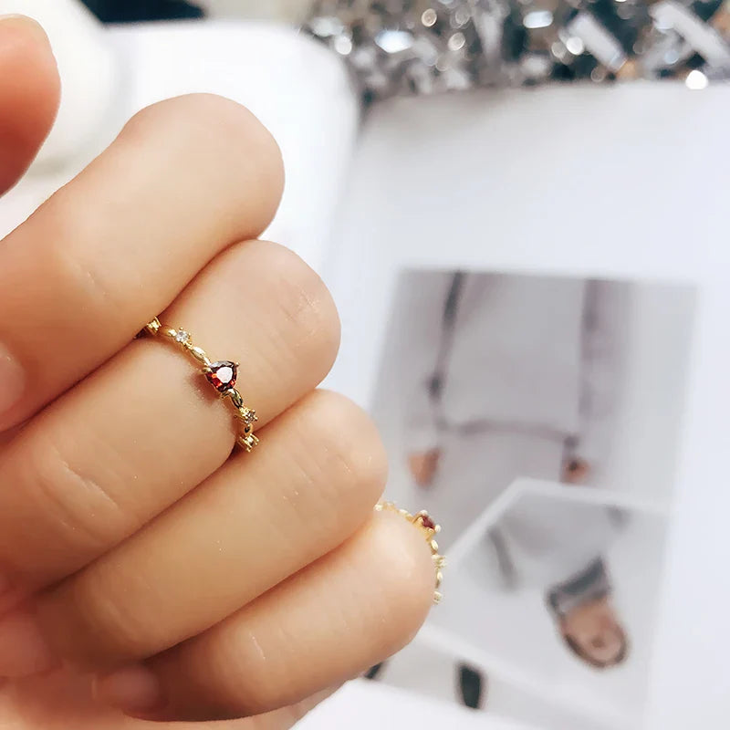 Anillo con corazón rojo y circonio
