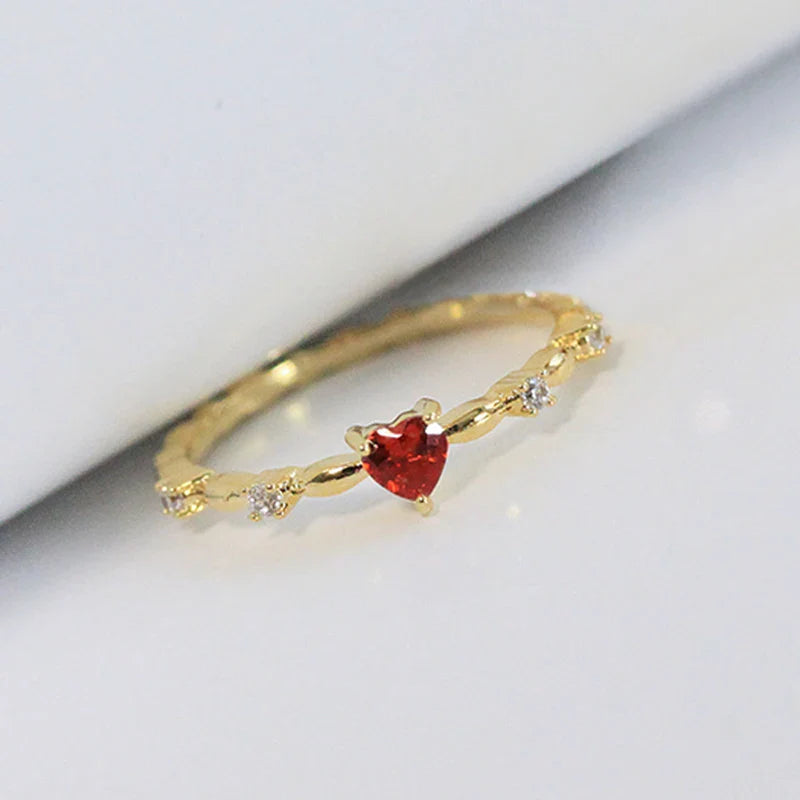 Anillo con corazón rojo y circonio