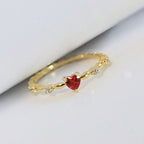 Anillo con corazón rojo y circonio