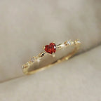Anillo con corazón rojo y circonio