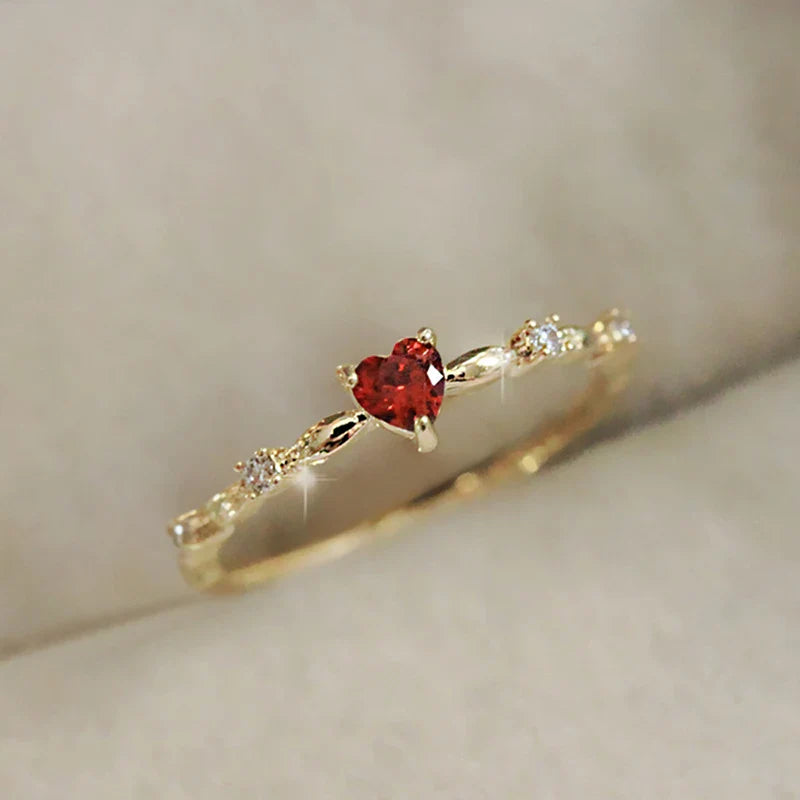 Anillo con corazón rojo y circonio