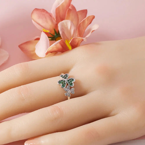 Anillo con Corazones en Circonio Verde Trébol de 3 Hojas