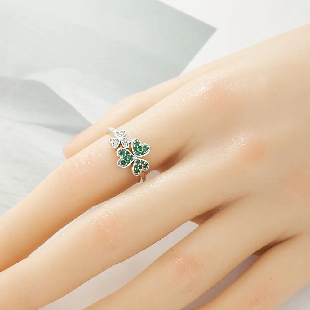 Anillo con Corazones en Circonio Verde Trébol de 3 Hojas