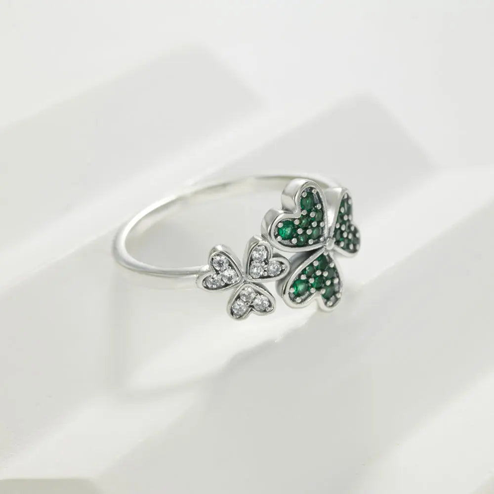 Anillo con Corazones en Circonio Verde Trébol de 3 Hojas