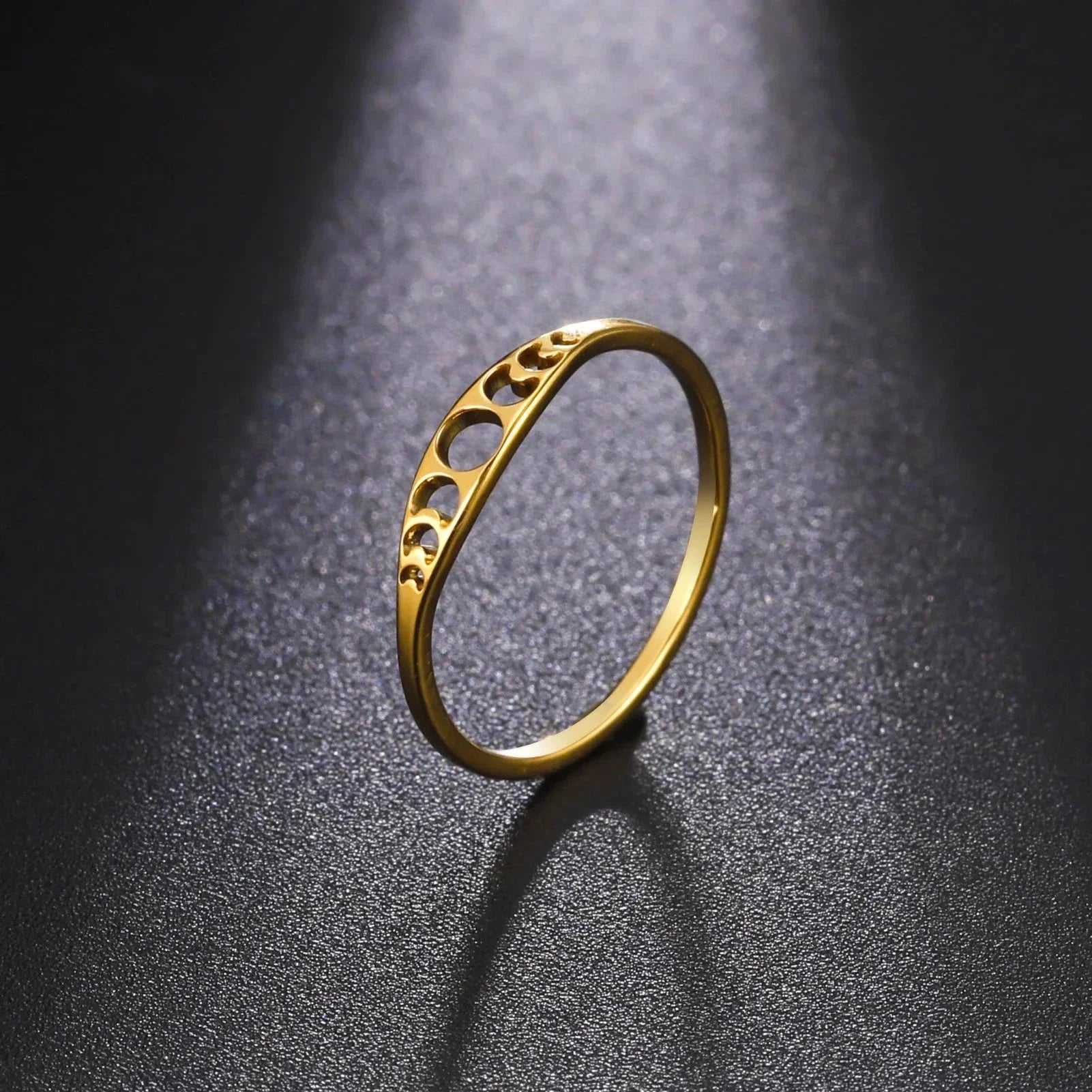 Anillo con Cuartos de Luna de oro