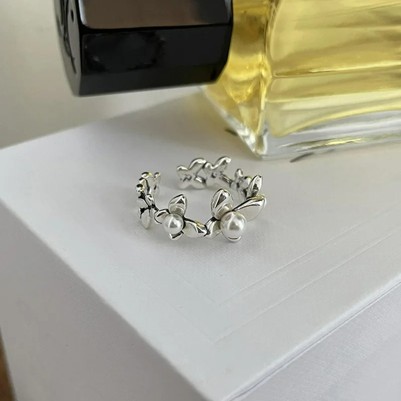 Anillo de Estilo con Flores y Perlas de Circonio