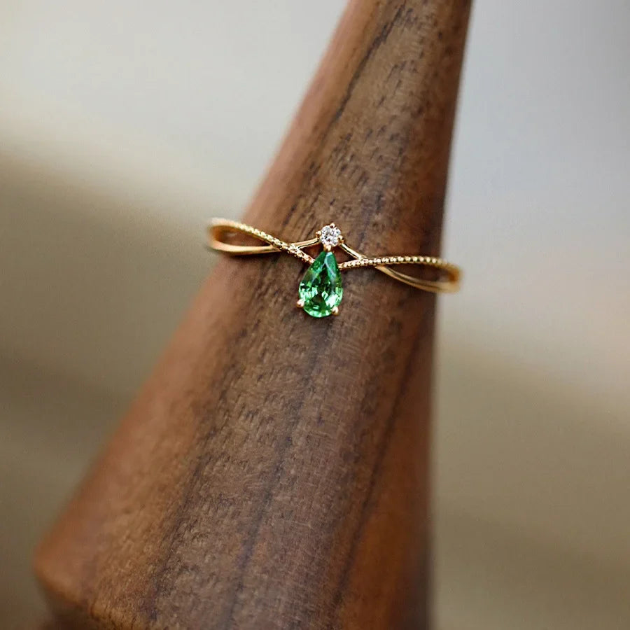 Anillo con Gota de Agua en Piedra y Circonio