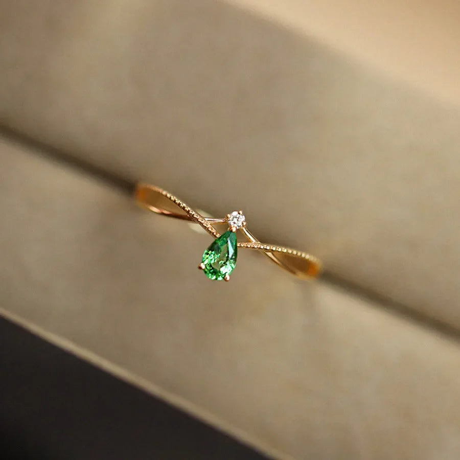 Anillo con Gota de Agua en Piedra y Circonio