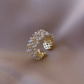 Anillo con Perlas Blancas de Circonio