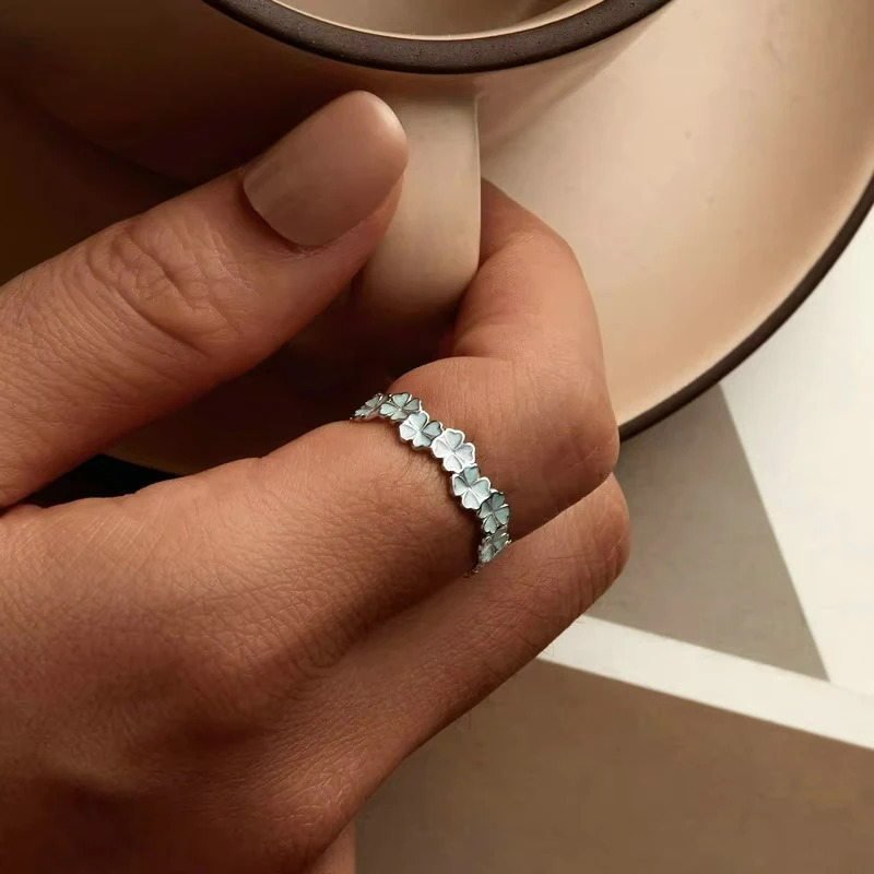 Anillo con Tréboles de 4 Hojas Verdes
