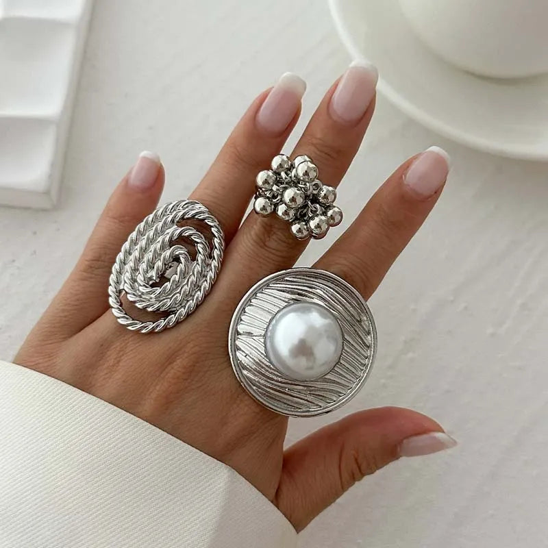 Anillo de Estilo Barroco con Perla Blanca plateada